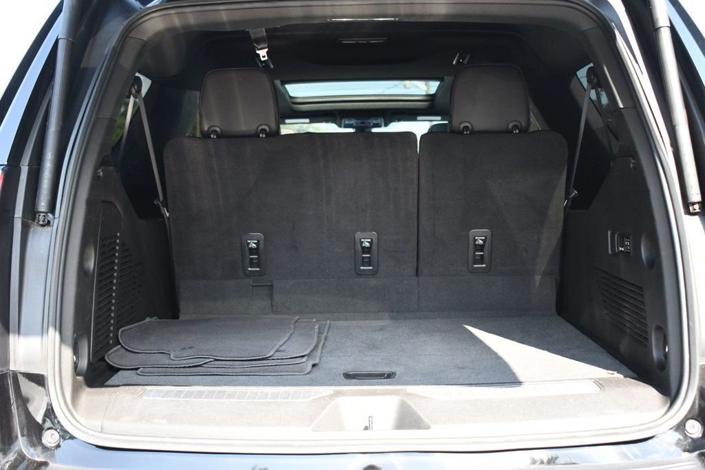 Used 2022 Chevrolet Suburban RST w/ Sport Performance Package image 7