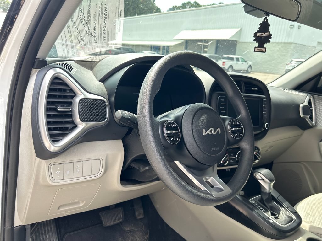 Used 2025 Kia Soul LX w/ LX Technology Package FWD image 11