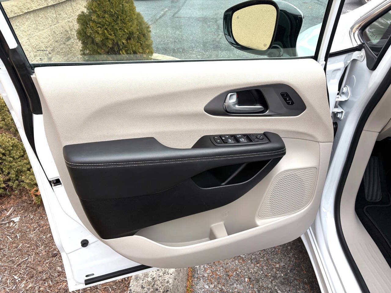 Used 2024 Chrysler Pacifica Touring-L image 35