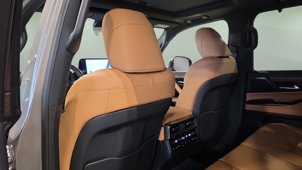 New 2026 Lexus LX 600 4WD w/ Luxury Package image 18