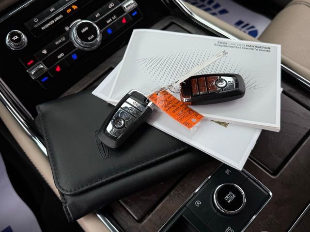 Used 2024 Lincoln Navigator Premiere image 8