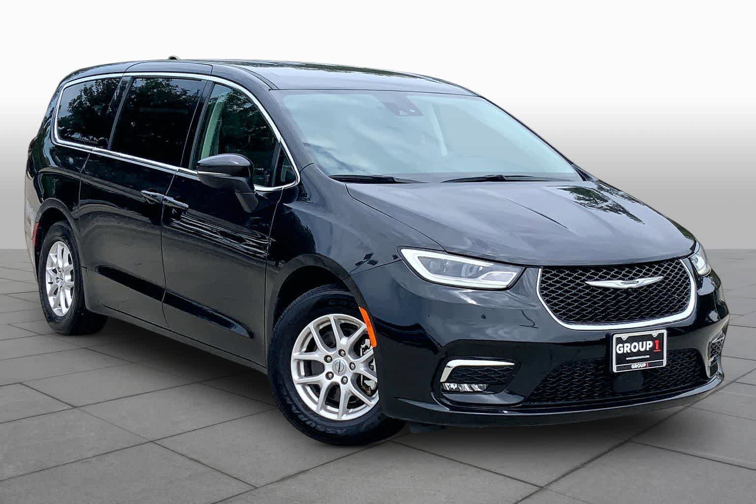 Used 2023 Chrysler Pacifica Touring-L FWD image 3