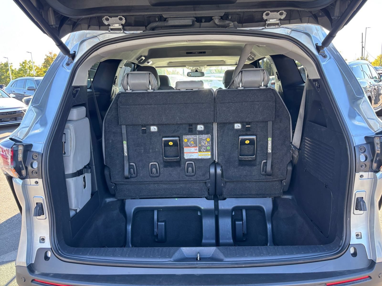 Used 2025 Toyota Sienna XLE FWD image 34