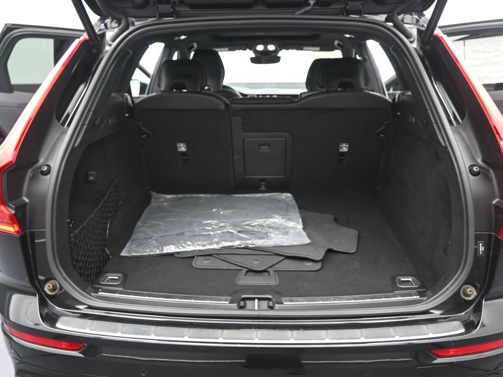 Certified 2022 Volvo XC60 B5 R-Design w/ Advanced Package AWD/4WD image 17