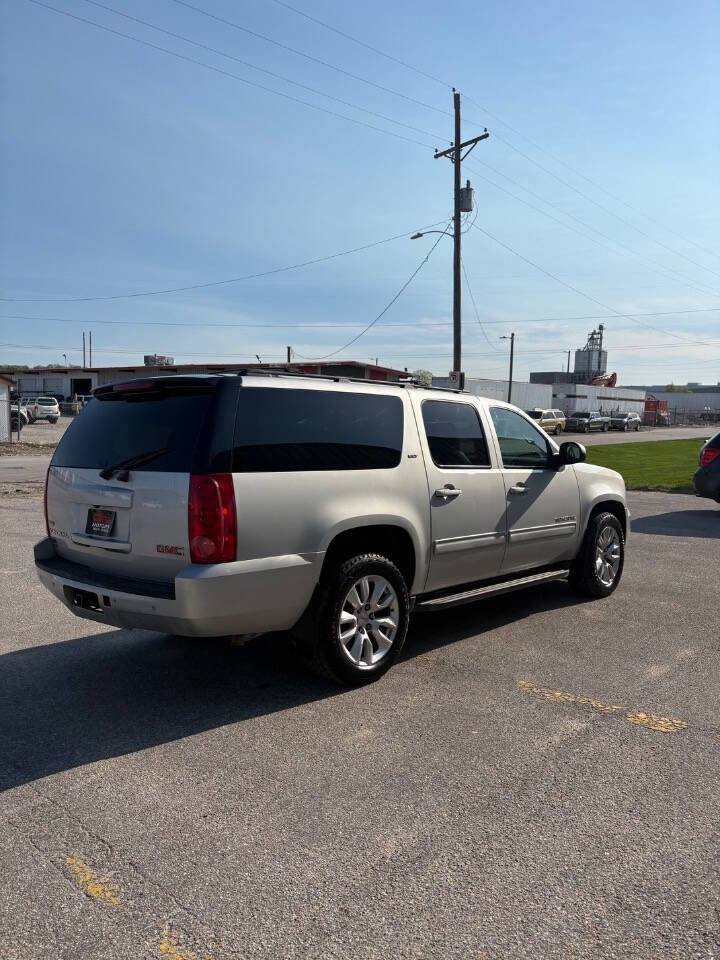 Used 2011 GMC Yukon XL SLT w/ SLT-2 Equipment Package AWD/4WD image 4