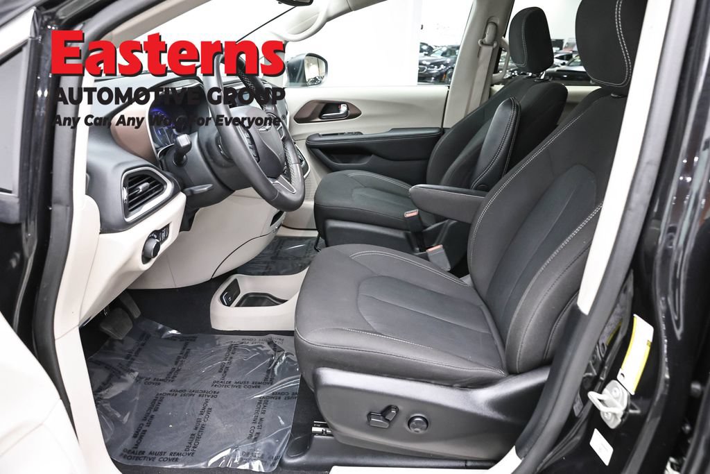 Used 2024 Chrysler Voyager LX FWD image 14