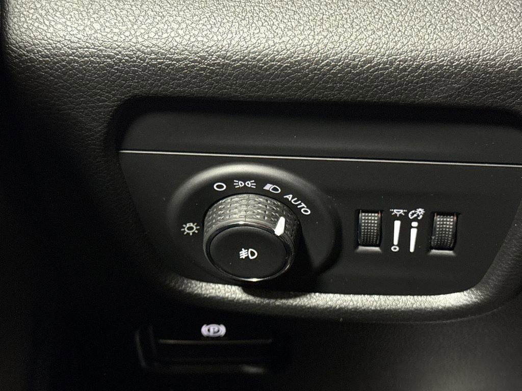Used 2025 Jeep Grand Cherokee Limited image 18