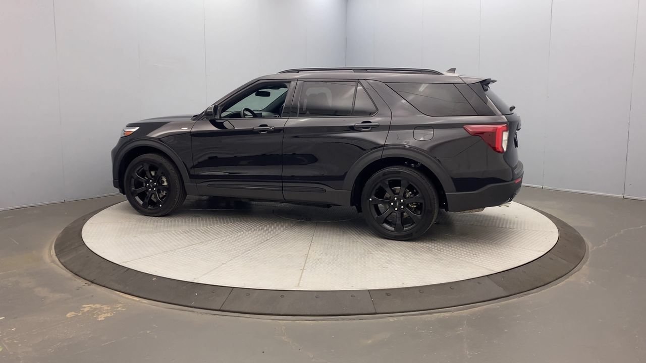 Used 2023 Ford Explorer ST-Line AWD/4WD image 2