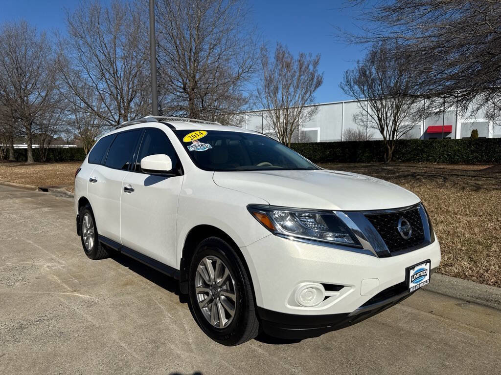 Used 2014 Nissan Pathfinder SV image 1