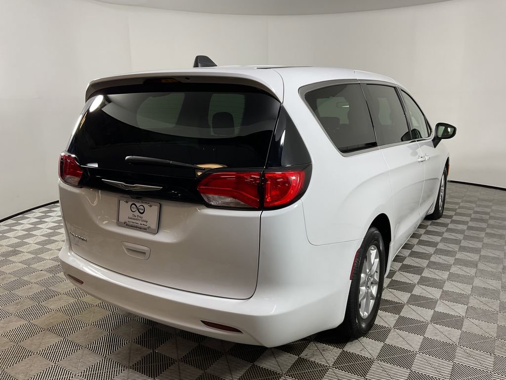 Used 2022 Chrysler Voyager LX image 9
