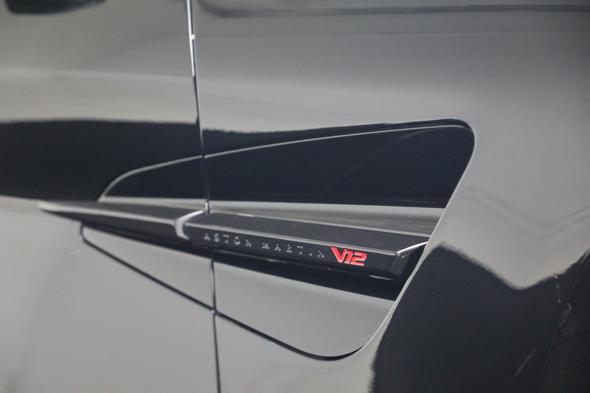 Used 2025 Aston Martin Vanquish RWD image 30