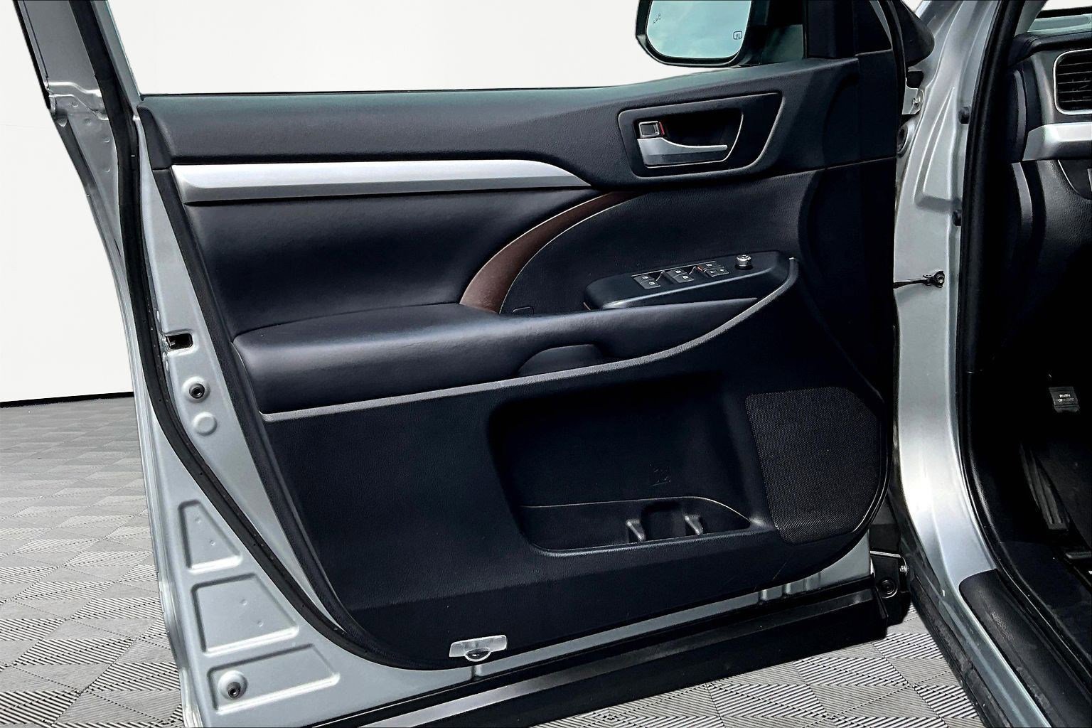 Used 2019 Toyota Highlander XLE image 20