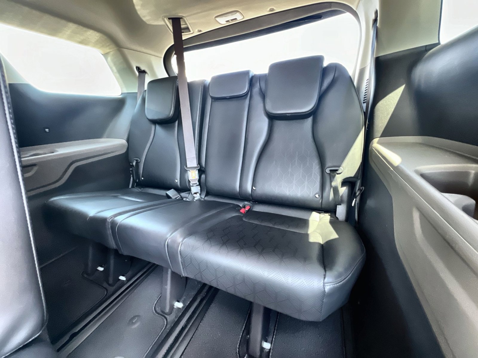 Used 2025 Kia Carnival FWD image 33