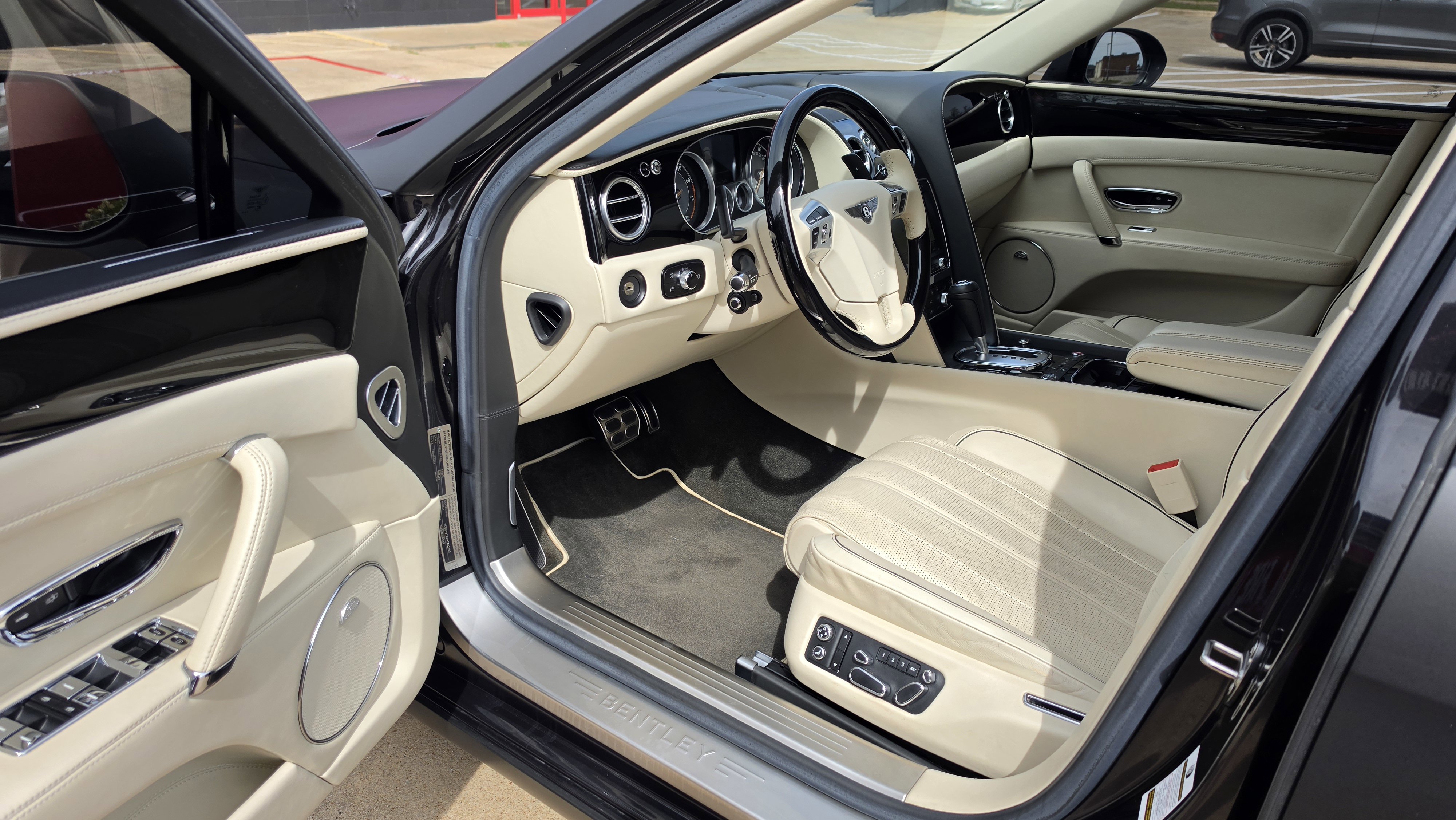 Used 2015 Bentley Flying Spur V8 image 25