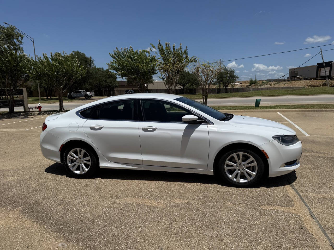 Used 2015 Chrysler 200 Limited w/ Convenience Group FWD image 2