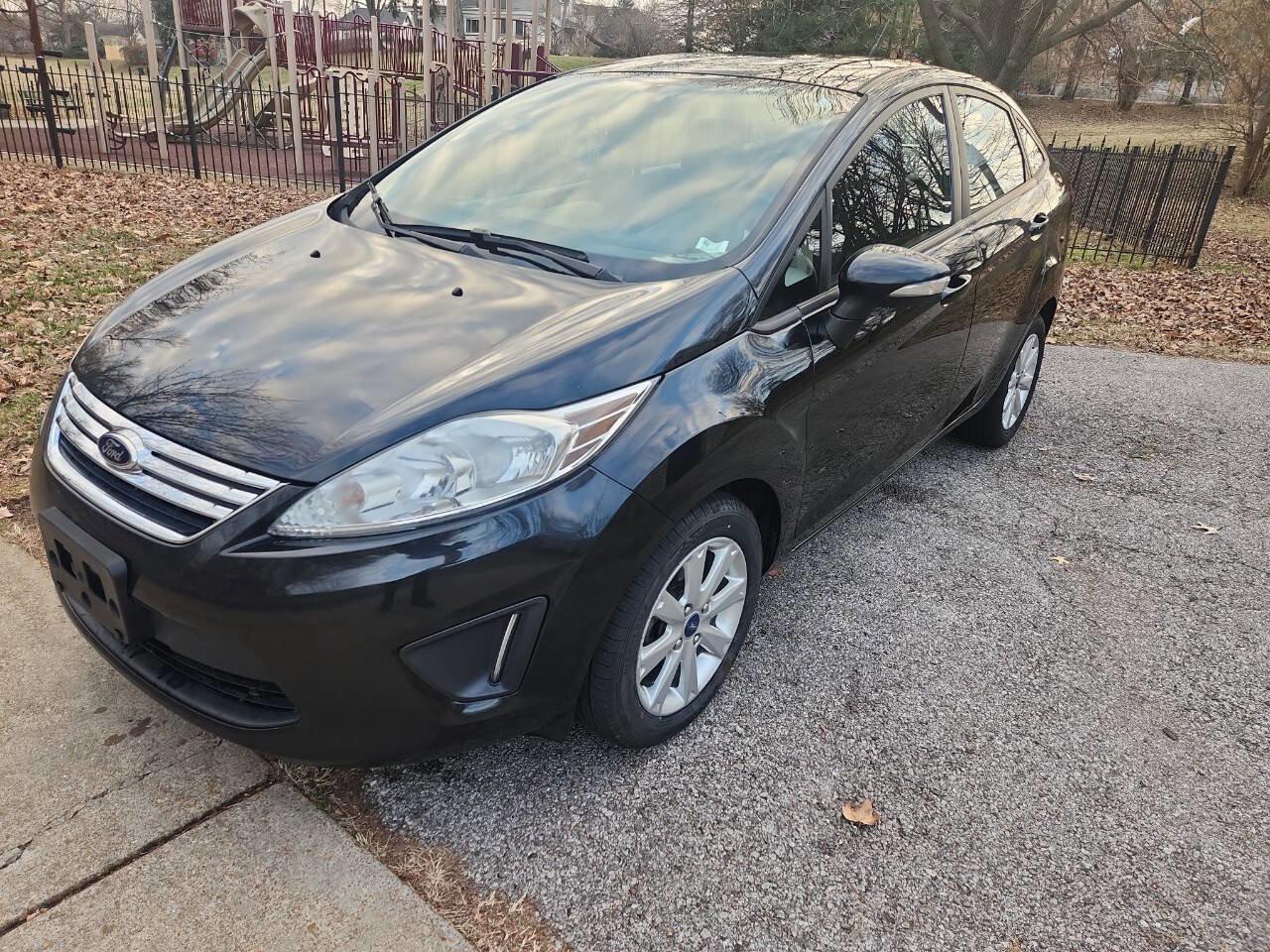 Used 2013 Ford Fiesta SE image 2