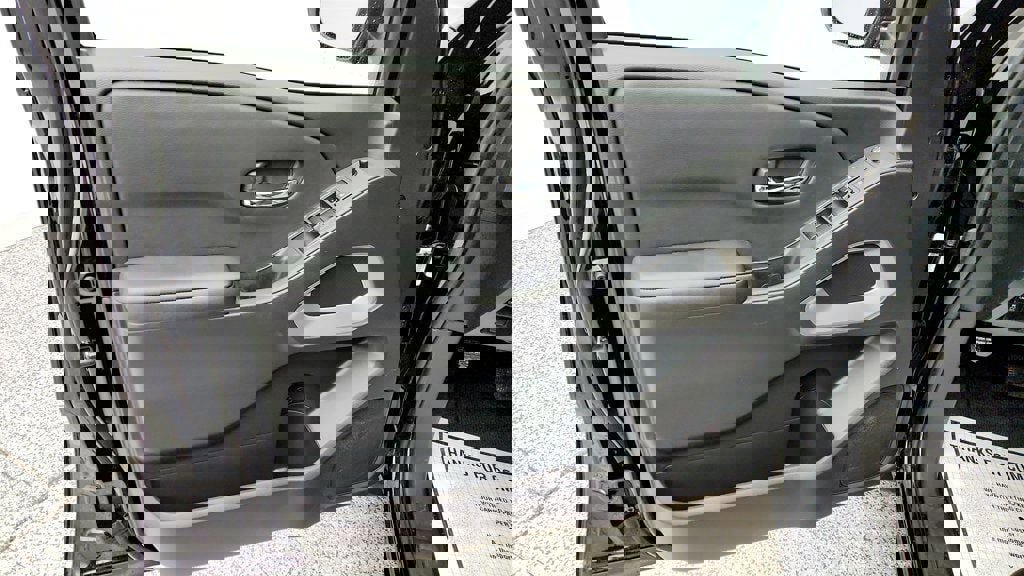 Used 2025 Nissan Frontier SV image 10