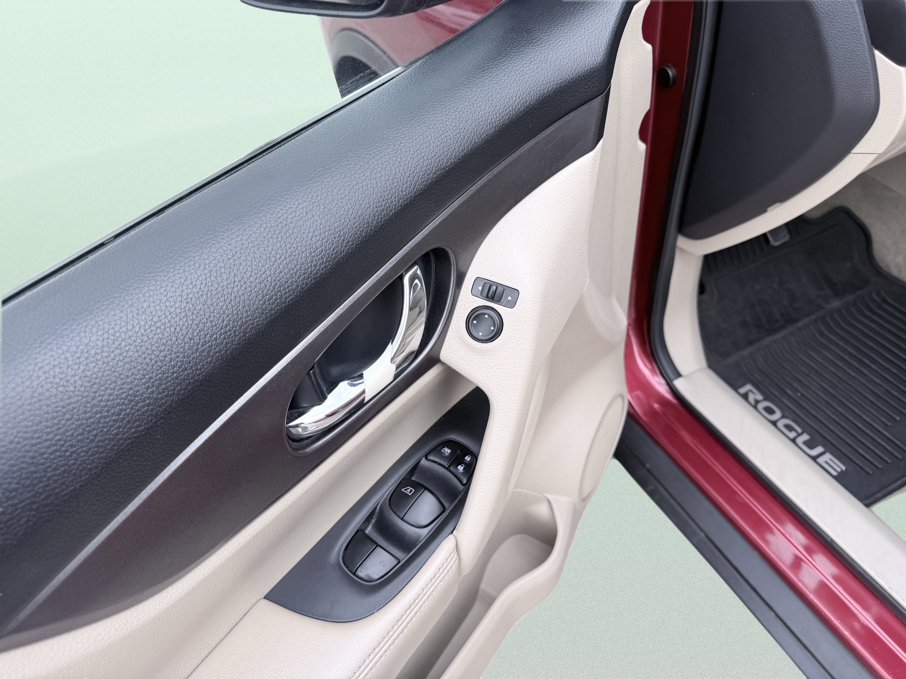 Used 2015 Nissan Rogue S FWD image 18