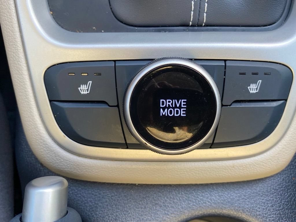 Used 2025 Hyundai Venue Limited FWD image 18