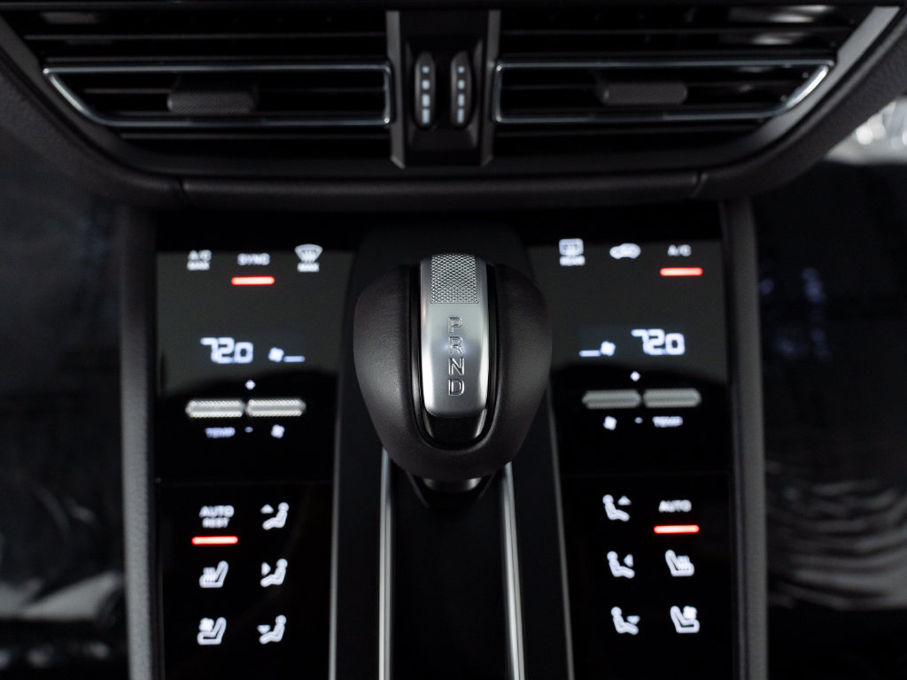 Certified 2026 Porsche Macan AWD/4WD image 33