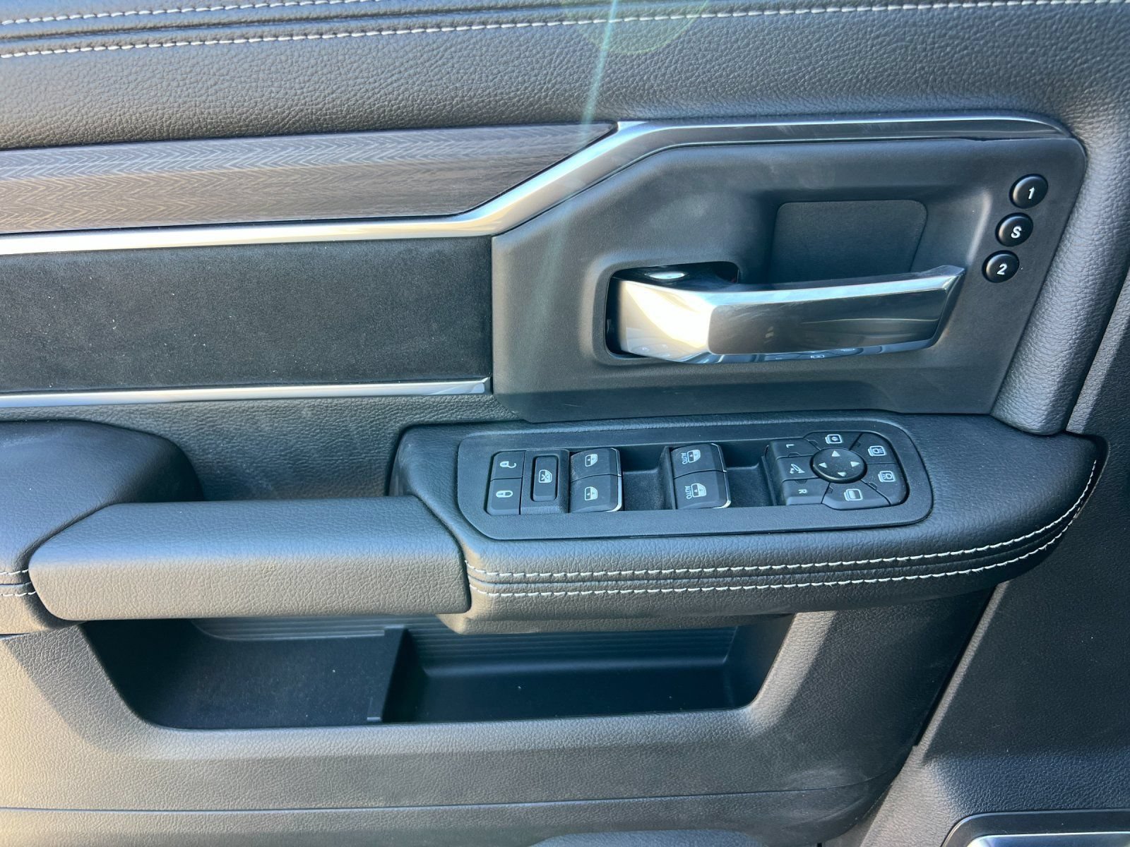 New 2026 RAM 2500 Laramie AWD/4WD image 11
