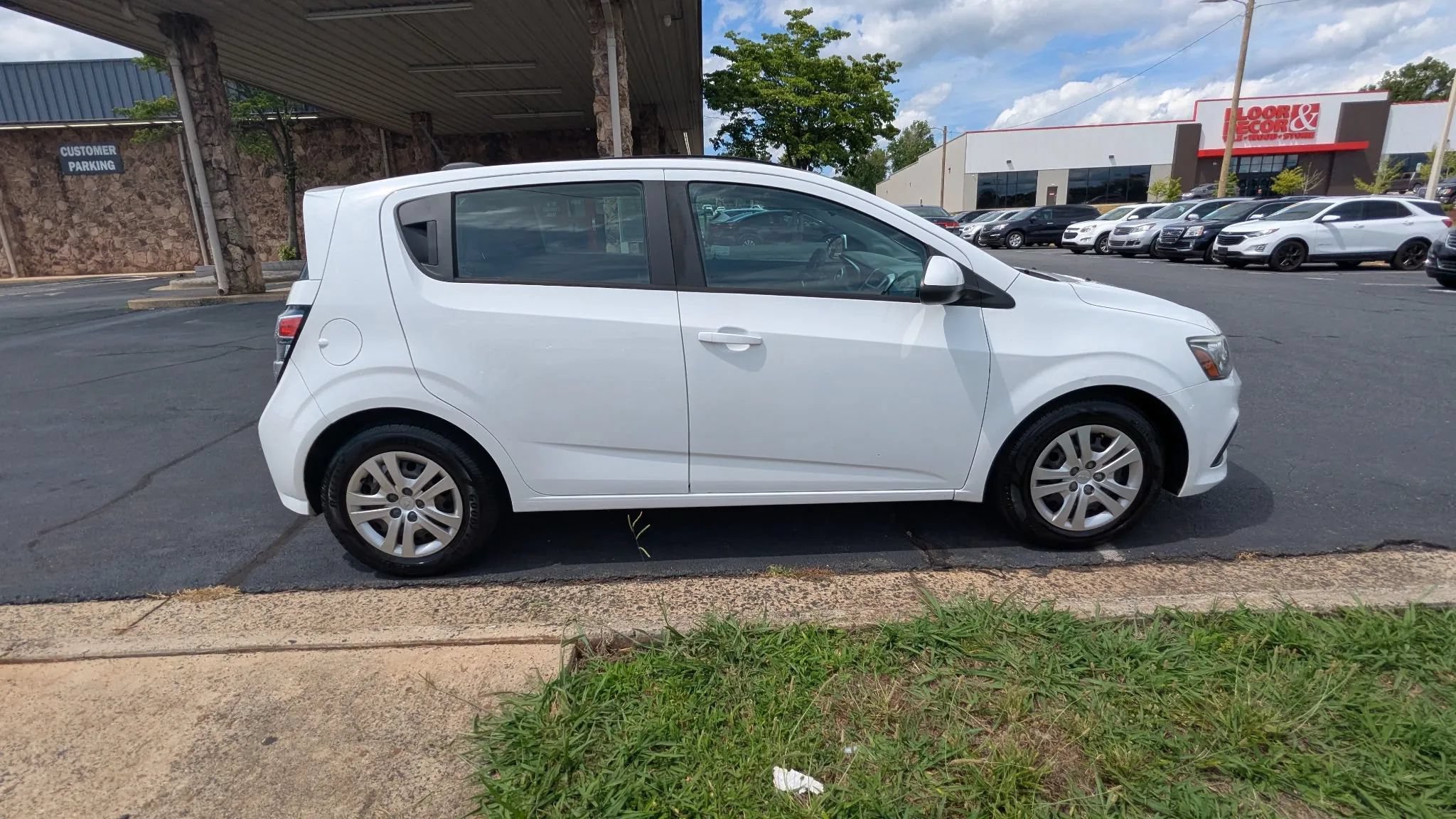 Used 2017 Chevrolet Sonic LT FWD image 8