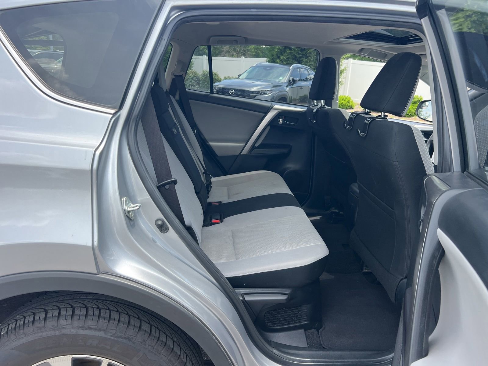 Used 2017 Toyota RAV4 XLE AWD/4WD image 31