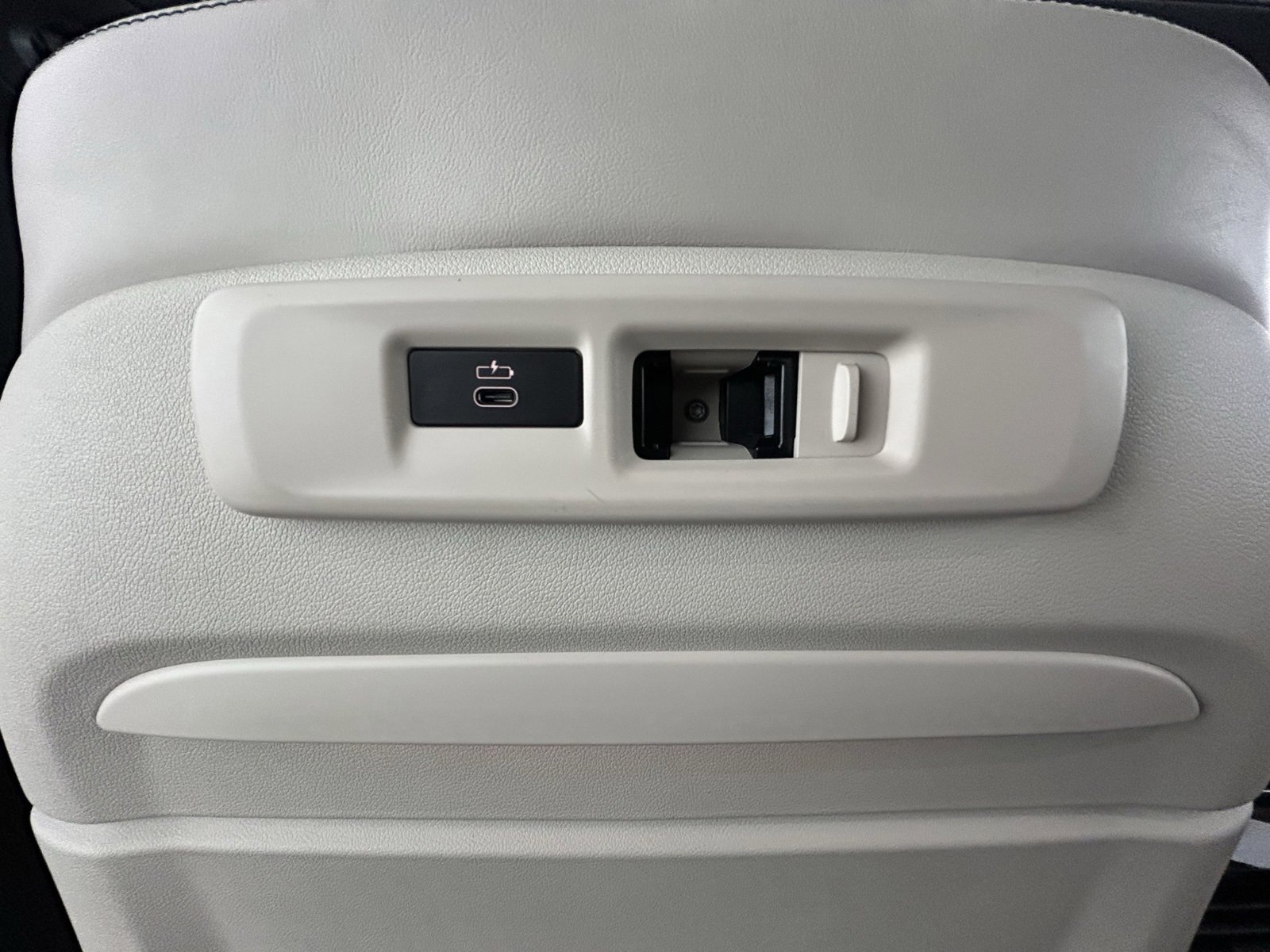 Used 2023 BMW X6 M50i w/ Executive Package image 33