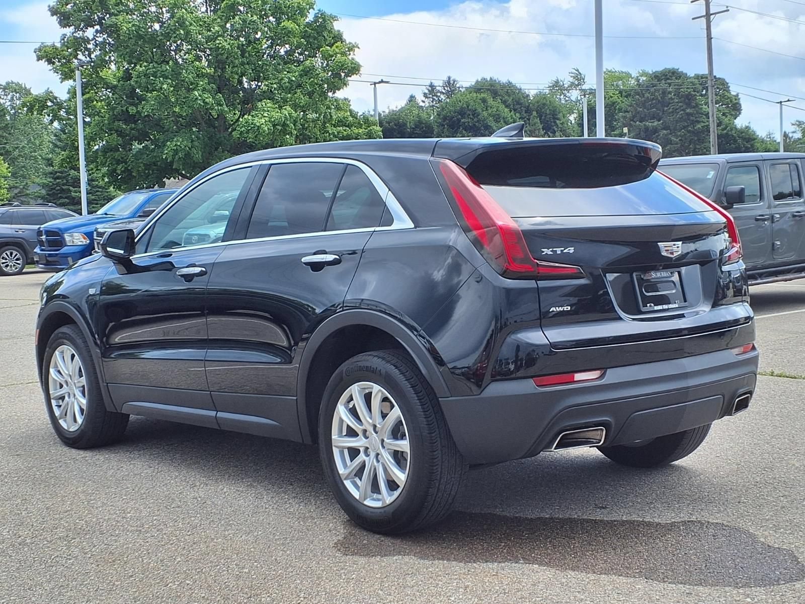 Used 2023 Cadillac XT4 Luxury w/ Cold Weather Package AWD/4WD image 7