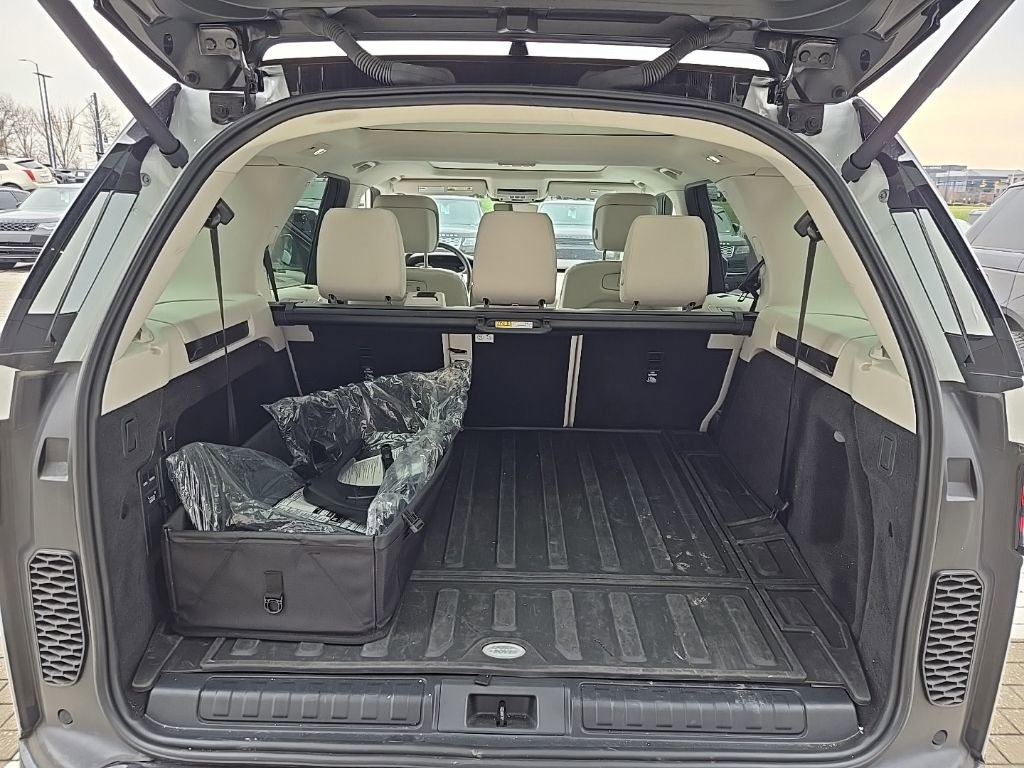 Used 2025 Land Rover Discovery Dynamic SE image 18