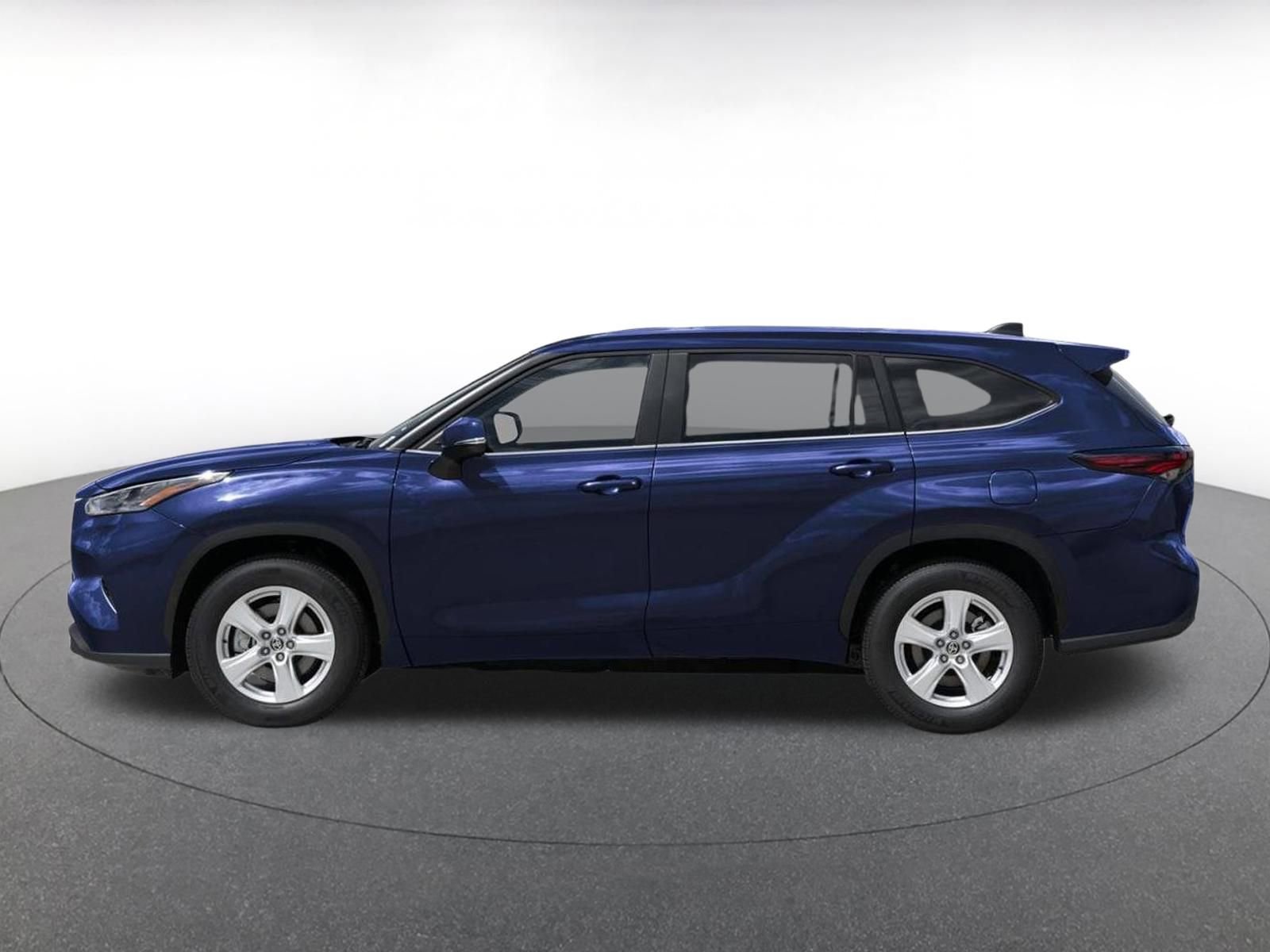 Used 2025 Toyota Highlander LE FWD image 3