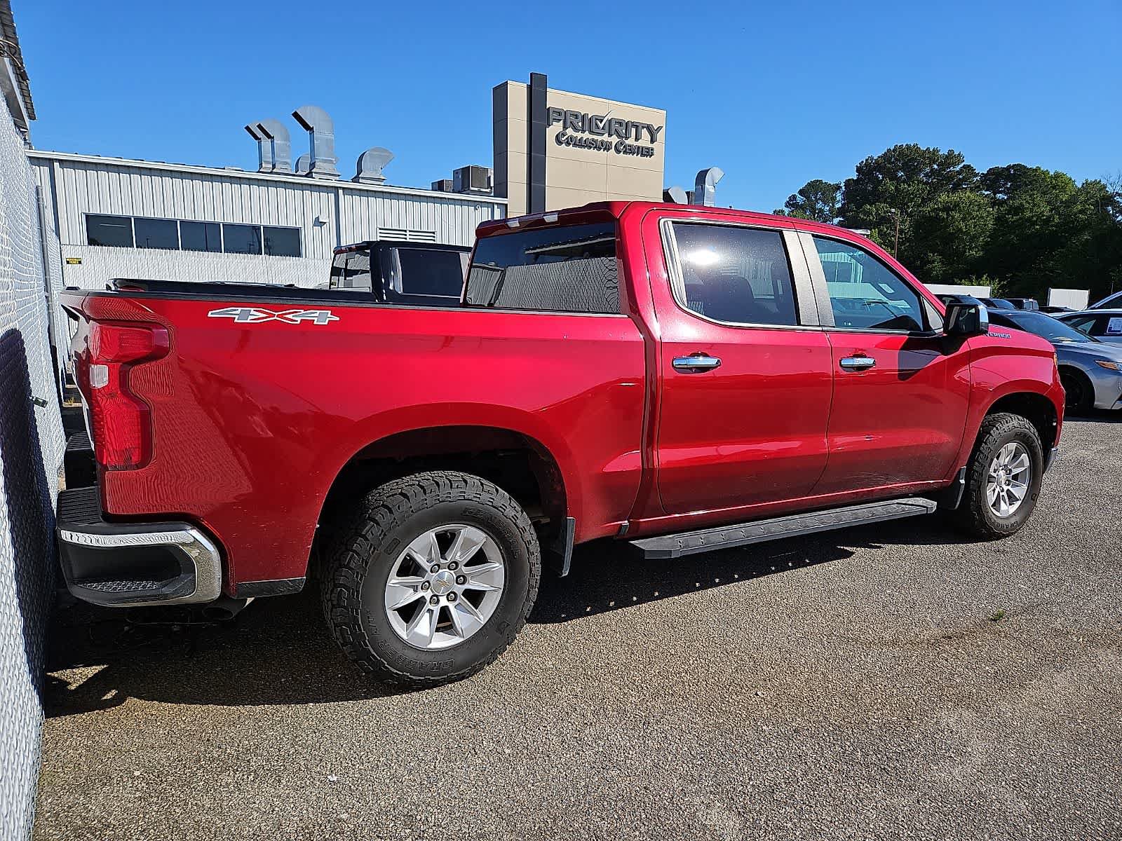 Used 2023 Chevrolet Silverado 1500 LT AWD/4WD image 3