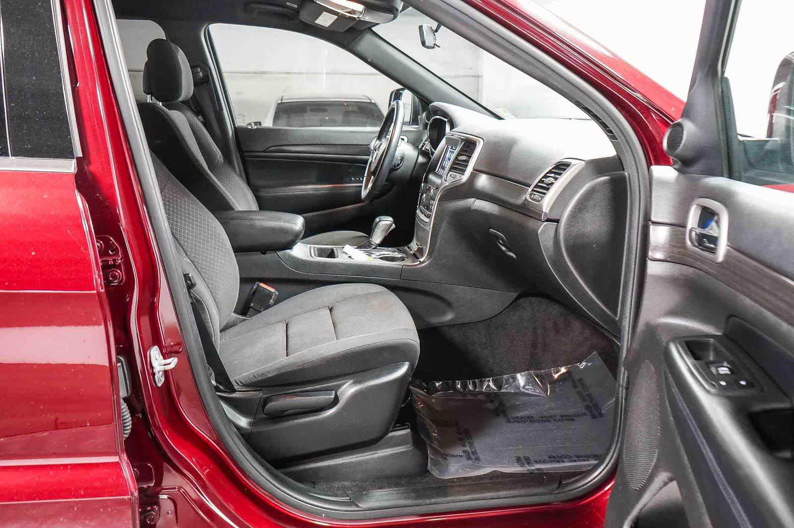 Used 2018 Jeep Grand Cherokee Laredo RWD image 16
