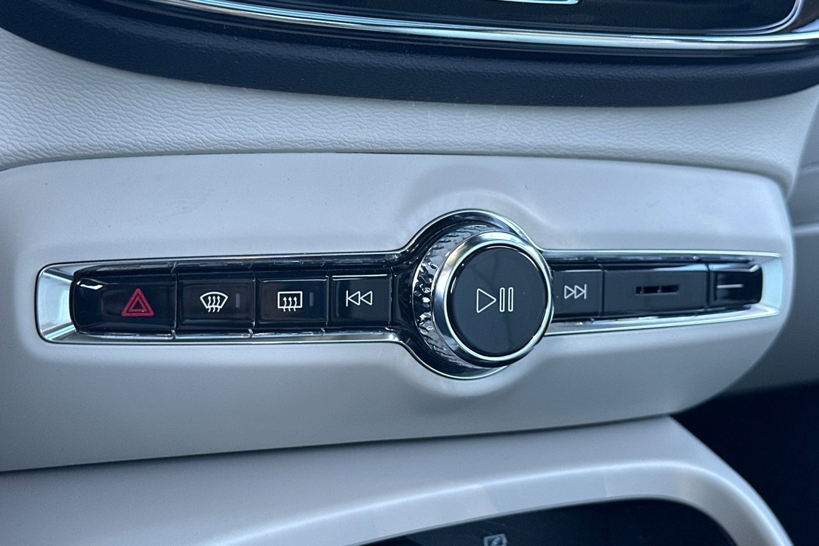 New 2026 Volvo XC40 B5 Plus w/ Protection Package Premier image 22