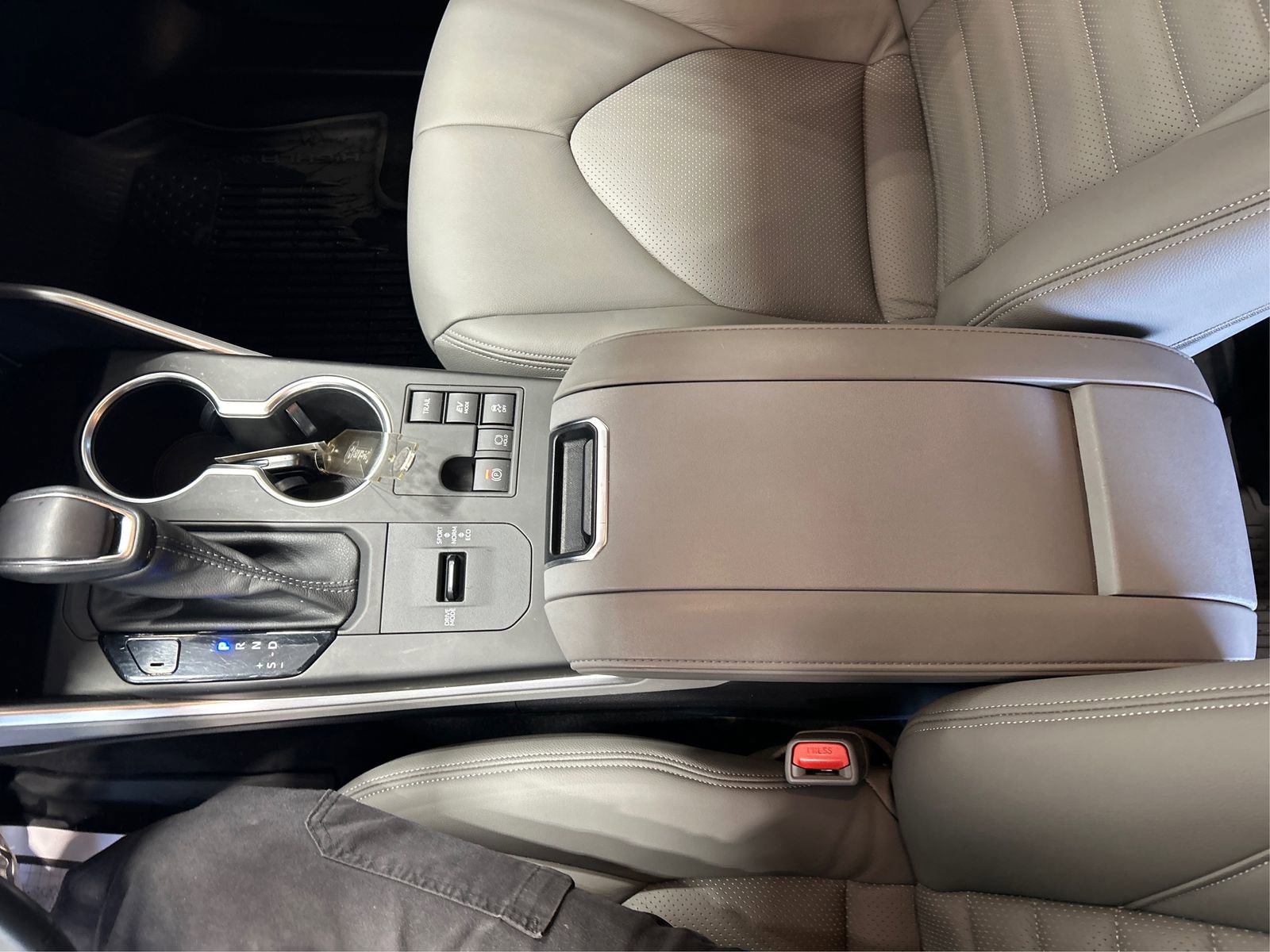 Used 2023 Toyota Highlander LE AWD/4WD image 14