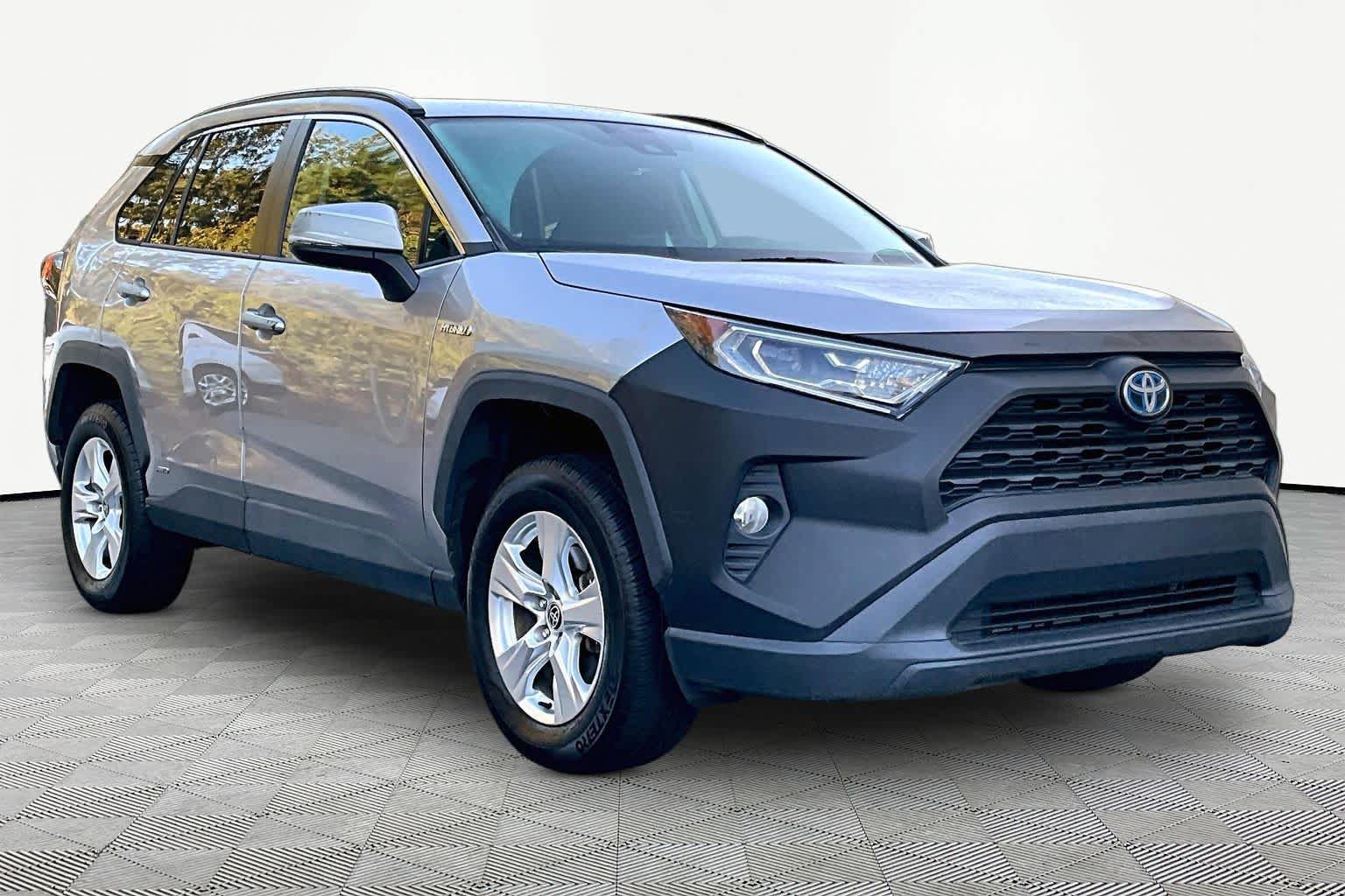 Used 2021 Toyota RAV4 XLE w/ Convenience Package AWD/4WD image 3