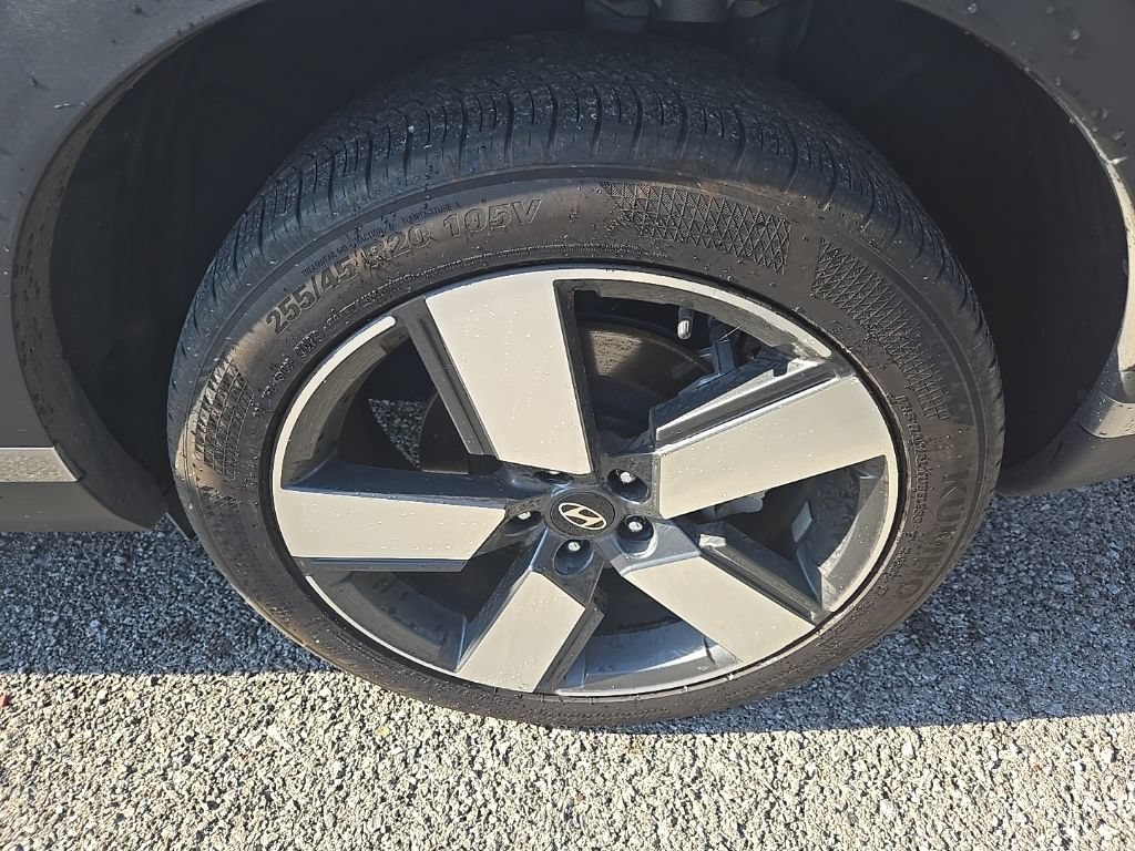 Used 2025 Hyundai Santa Fe Limited FWD image 11
