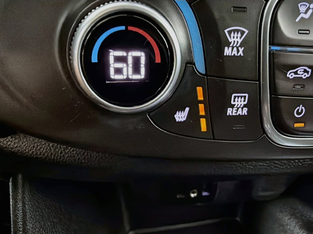 Used 2018 Chevrolet Traverse LT FWD image 19