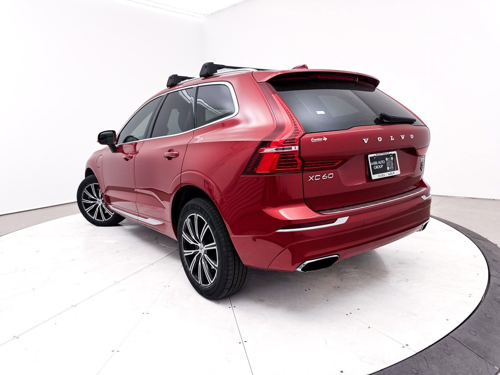 Used 2019 Volvo XC60 T8 Inscription w/ Advanced Package image 2