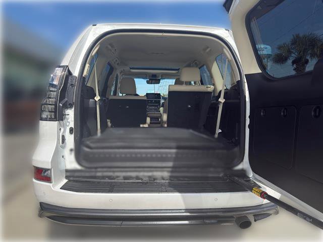 Used 2023 Lexus GX 460 Premium w/ Accessory Package AWD/4WD image 6