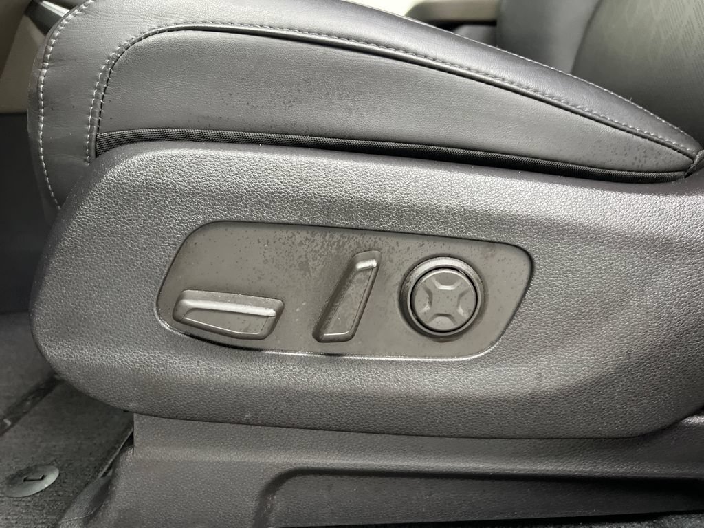 Used 2025 Kia Carnival FWD image 13