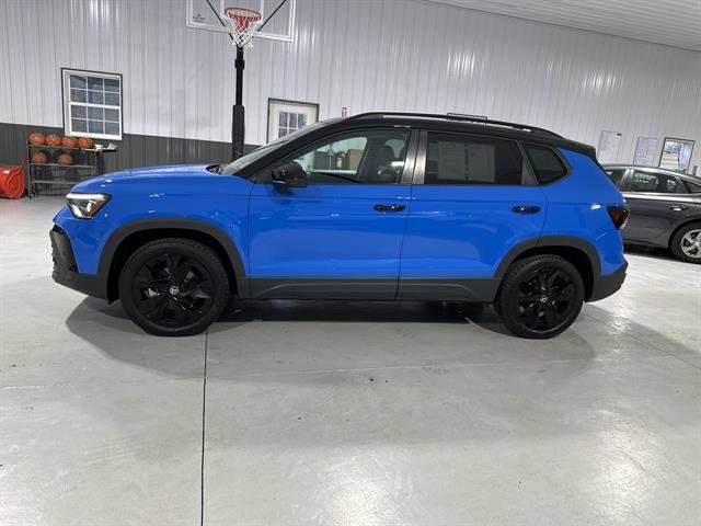 Certified 2025 Volkswagen Taos SE image 4