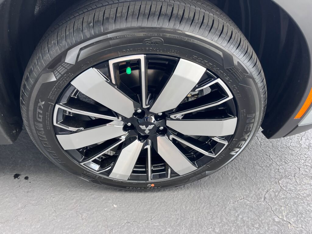 New 2025 Mitsubishi Outlander SE image 30