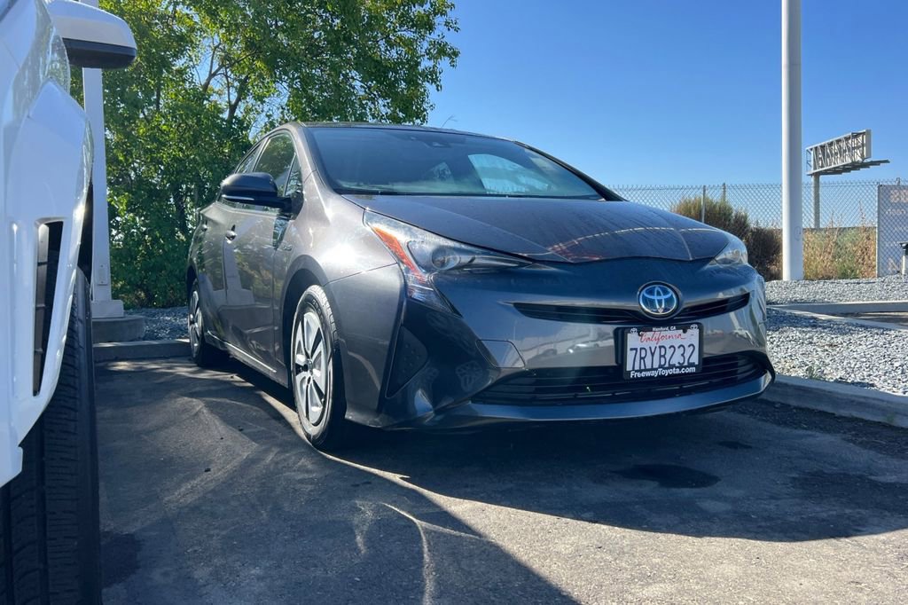 Used 2016 Toyota Prius Four w/ Advanced Technology Package image 2