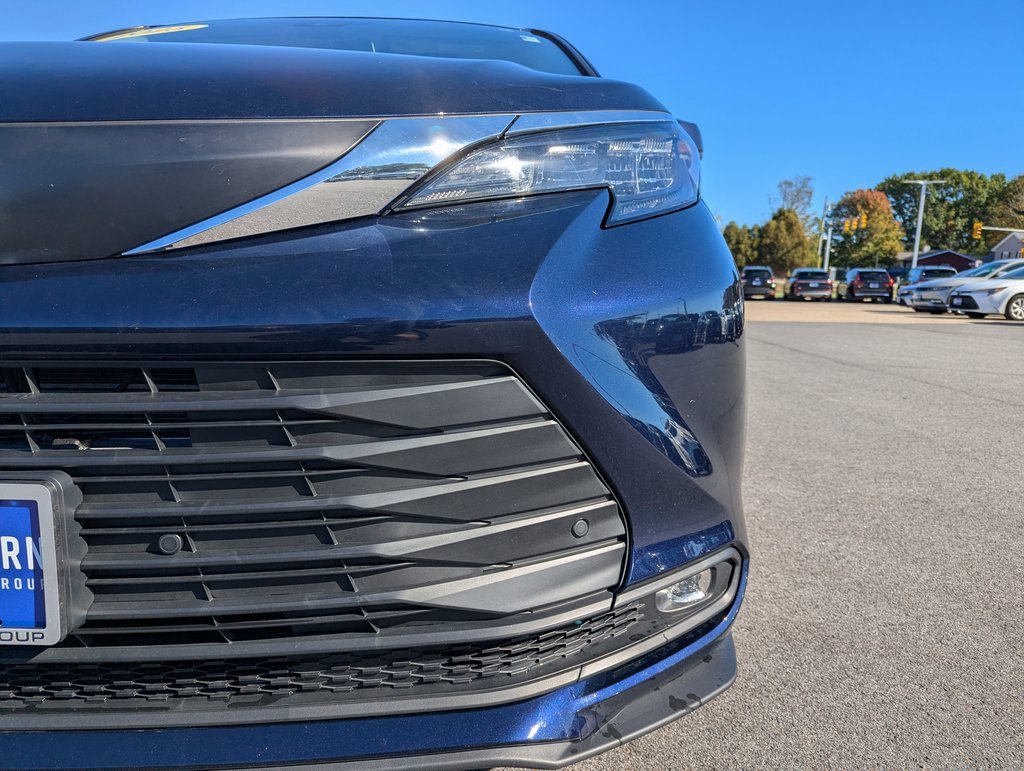 Used 2025 Toyota Sienna XLE image 11
