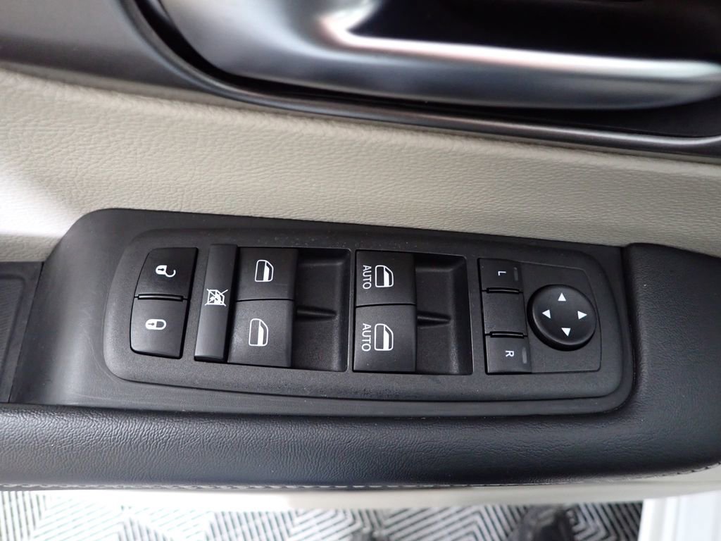 Used 2023 Chrysler Pacifica Touring-L FWD image 22