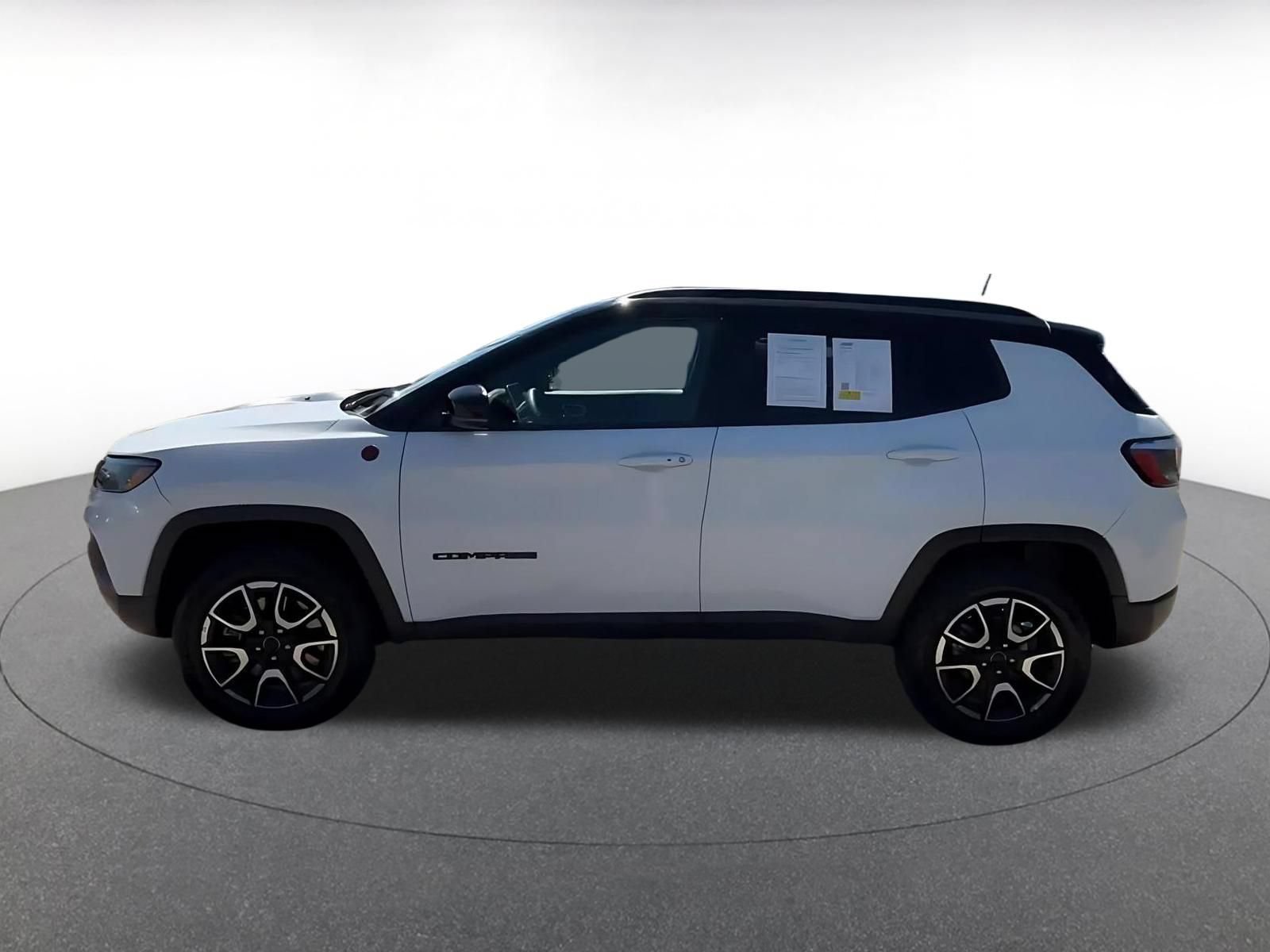 Used 2025 Jeep Compass Trailhawk AWD/4WD image 9