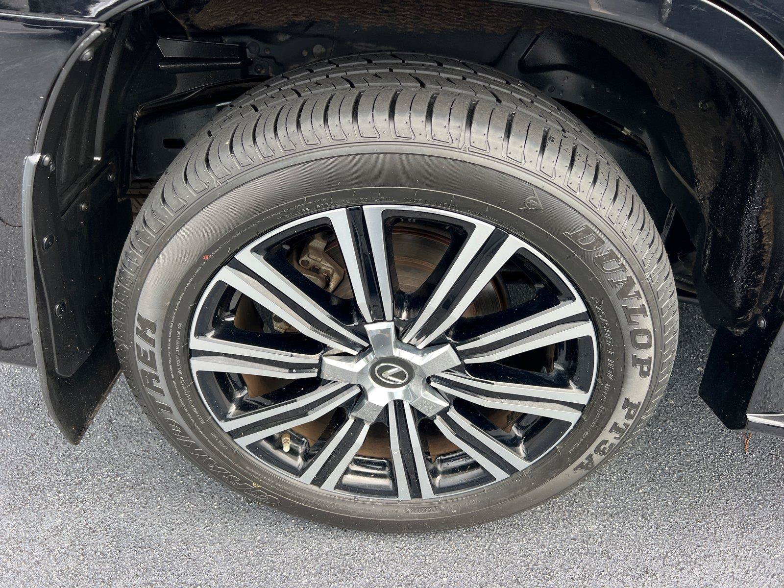 Used 2020 Lexus LX 570 4WD w/ Luxury Package image 17