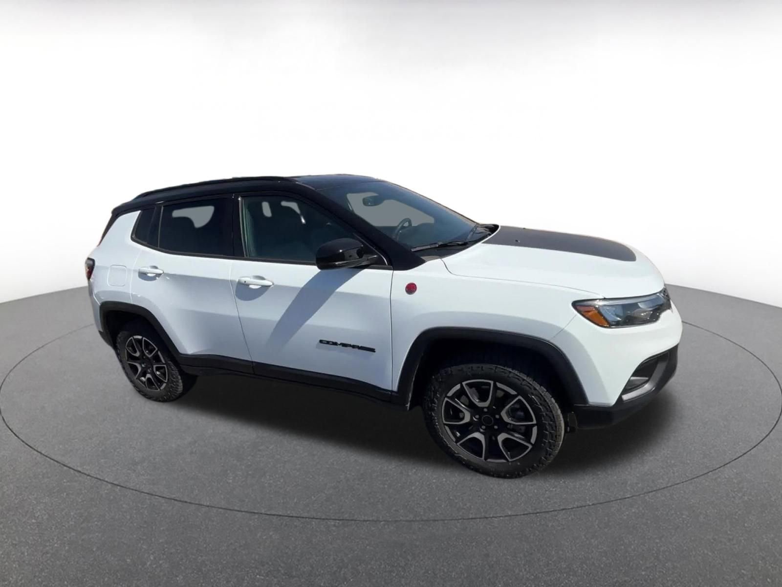 Used 2025 Jeep Compass Trailhawk AWD/4WD image 2