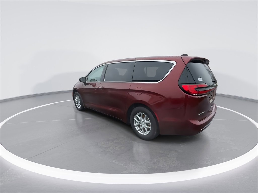 Used 2023 Chrysler Pacifica Touring-L image 6